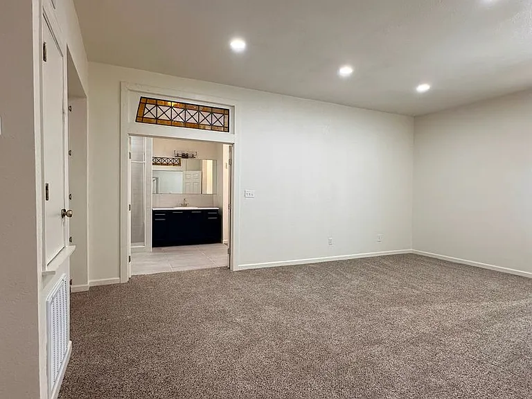 108 E Lee St — Photo 4