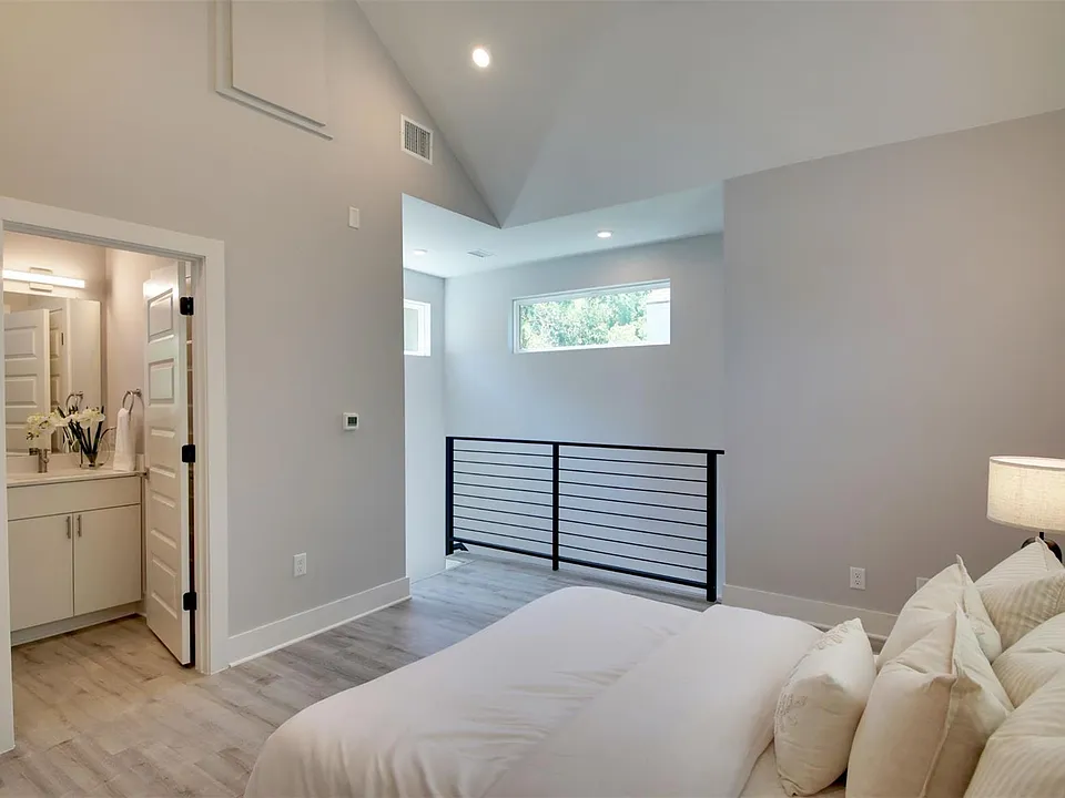 7601 Carver Ave #2