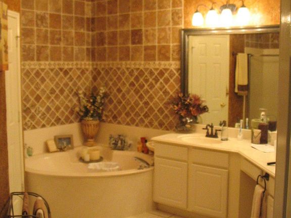 Huge master bath w/ travertine tile work