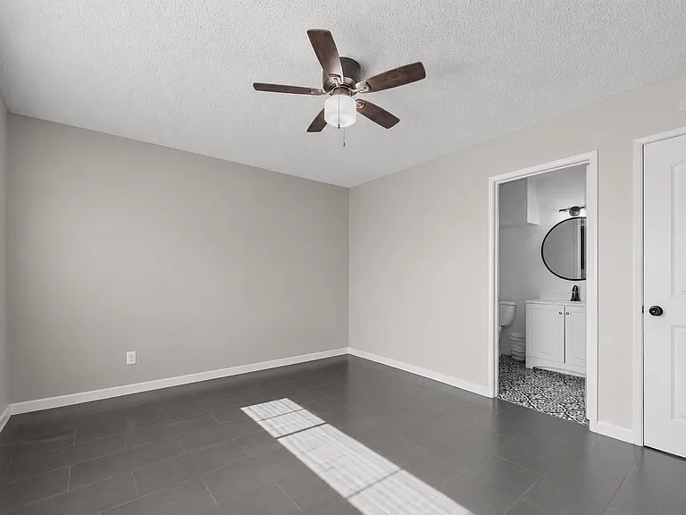 708 White Ln — Photo 8