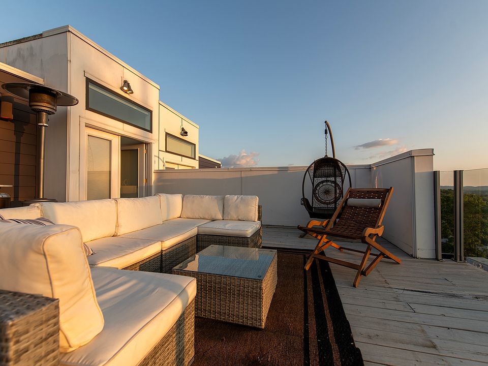 Front Rooftop Deck - Sectional Provided