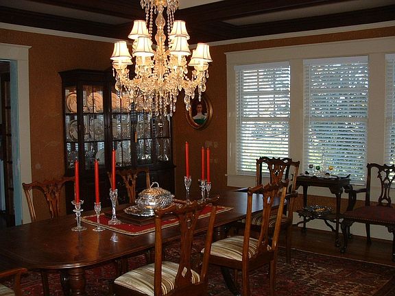 Banquet-sized dining rm