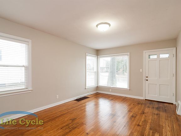 4th image of 916 Diamond Ave NE