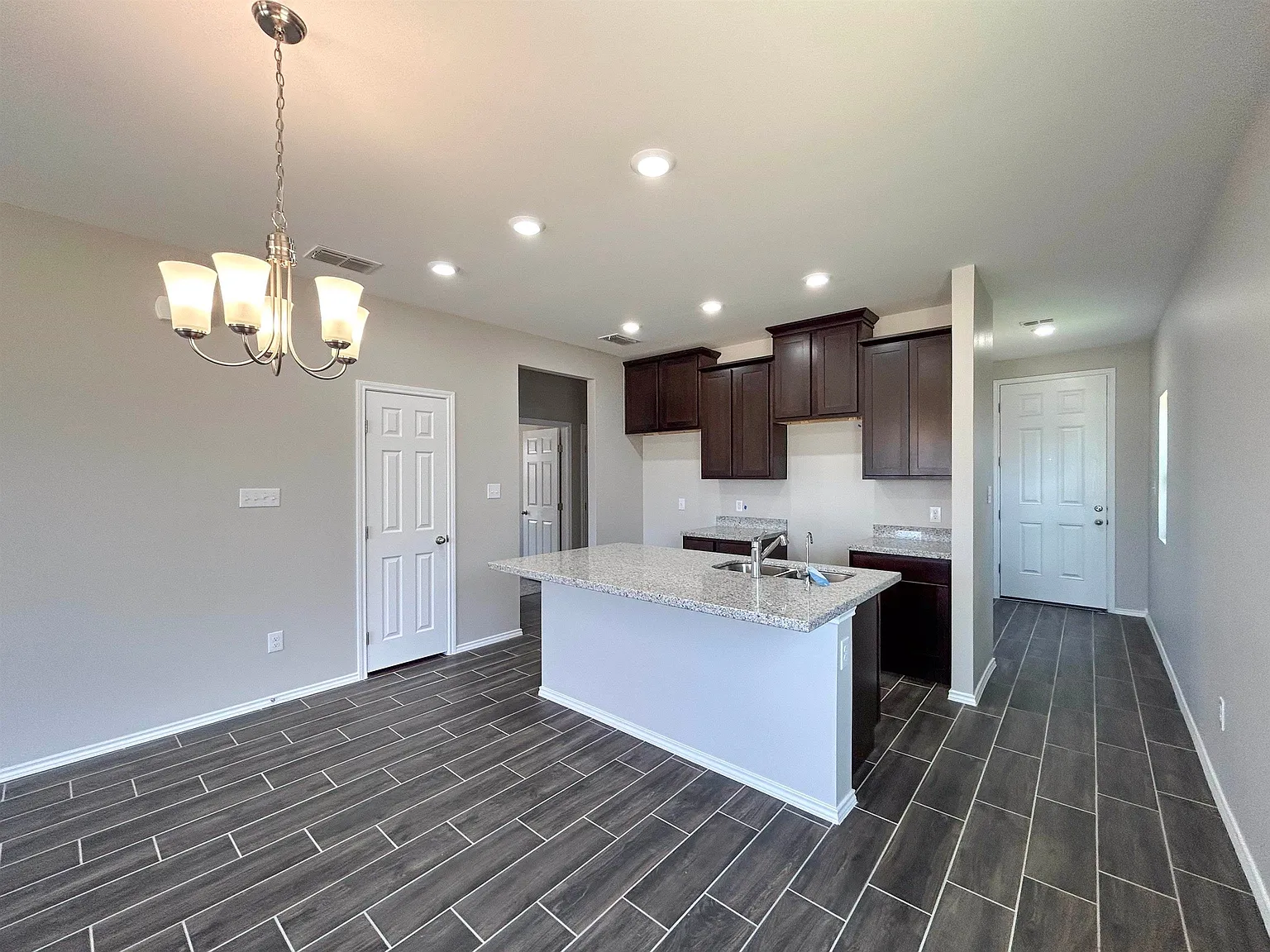 3 bed, 1157 sqft, $1,600 — Photo 2