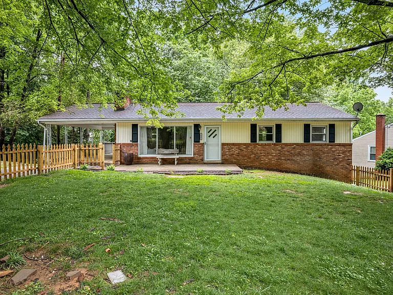 440 Royal Pines Dr — Photo 2