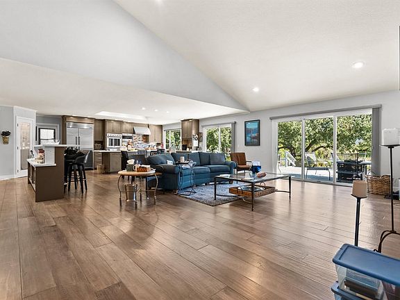 4th image of 332 Miramonte Way