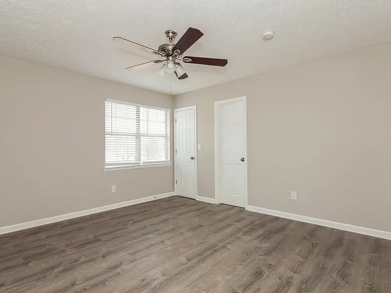 915 Walnut Creek Ln — Photo 9