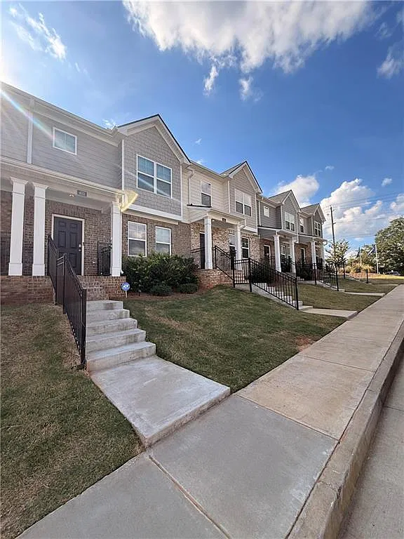 3 bed, 2.5 bath, 2196 sqft, $2,700 — Photo 2