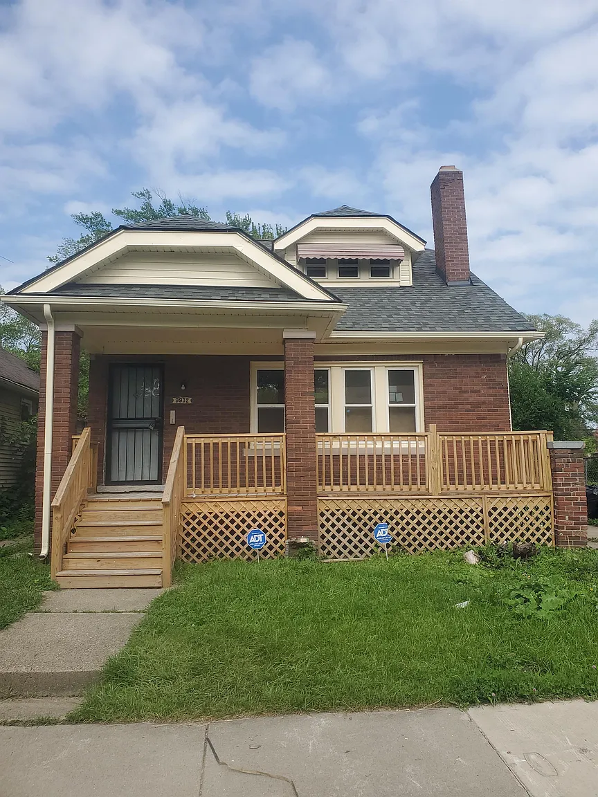 9932 Manor St photo 1