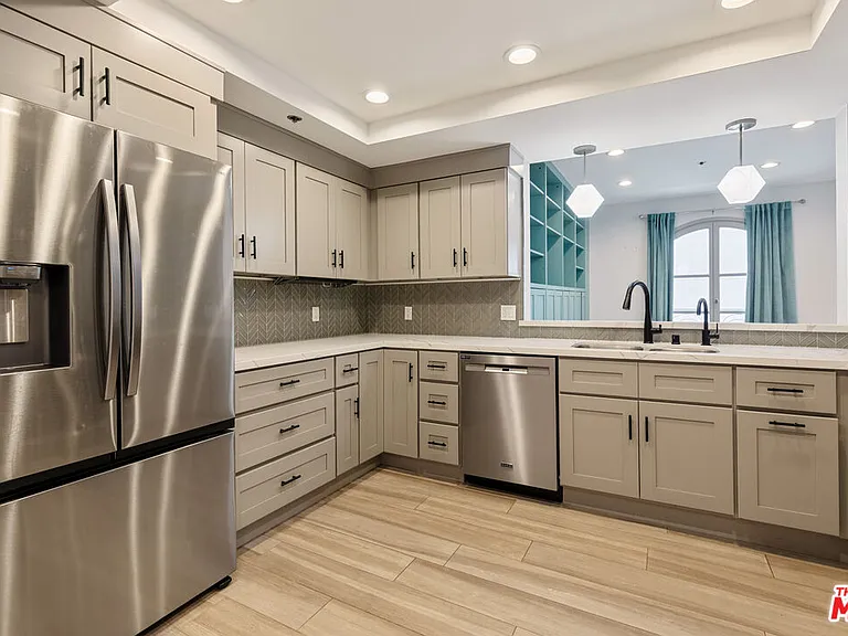 9249 Burton Way #404 — Photo 8