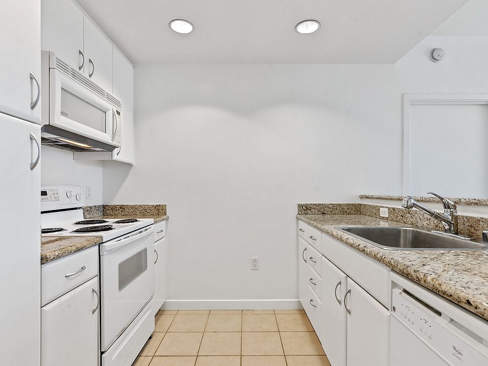 1st image of 260 King St Unit 677