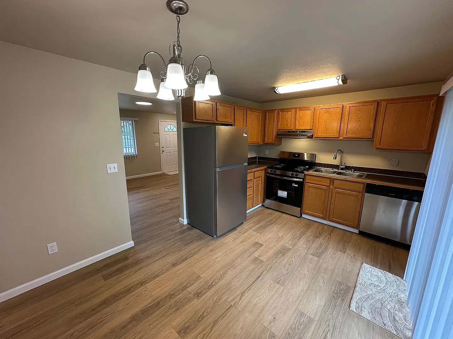 3 bed, 1104 sqft, $2,300 — Photo 3