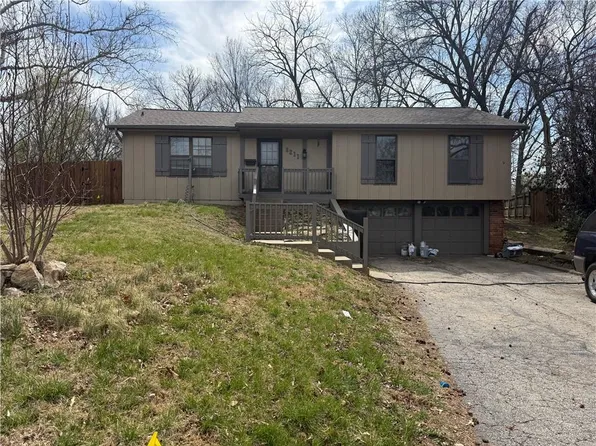 8211 W 57th St, Overland Park, KS 66202