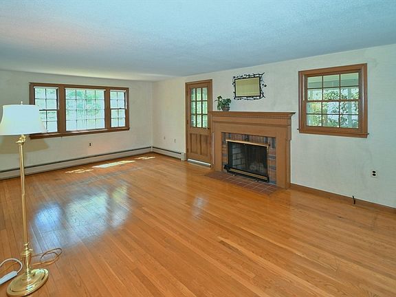 3rd image of 4 Applecrest Rd