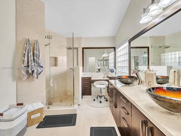639 Verona Pl — Photo 20