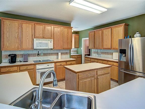 3rd image of 1705 Clarke Springs Dr