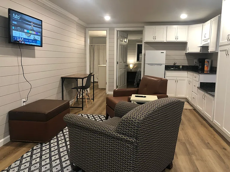 3 bed, 1.0 bath, 1000 sqft, $1,850 — Photo 37