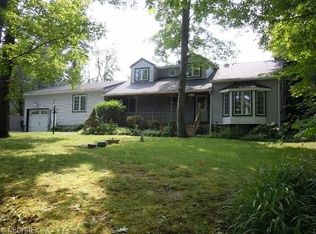 15528 Lake Shore Dr, Burton, OH 44021