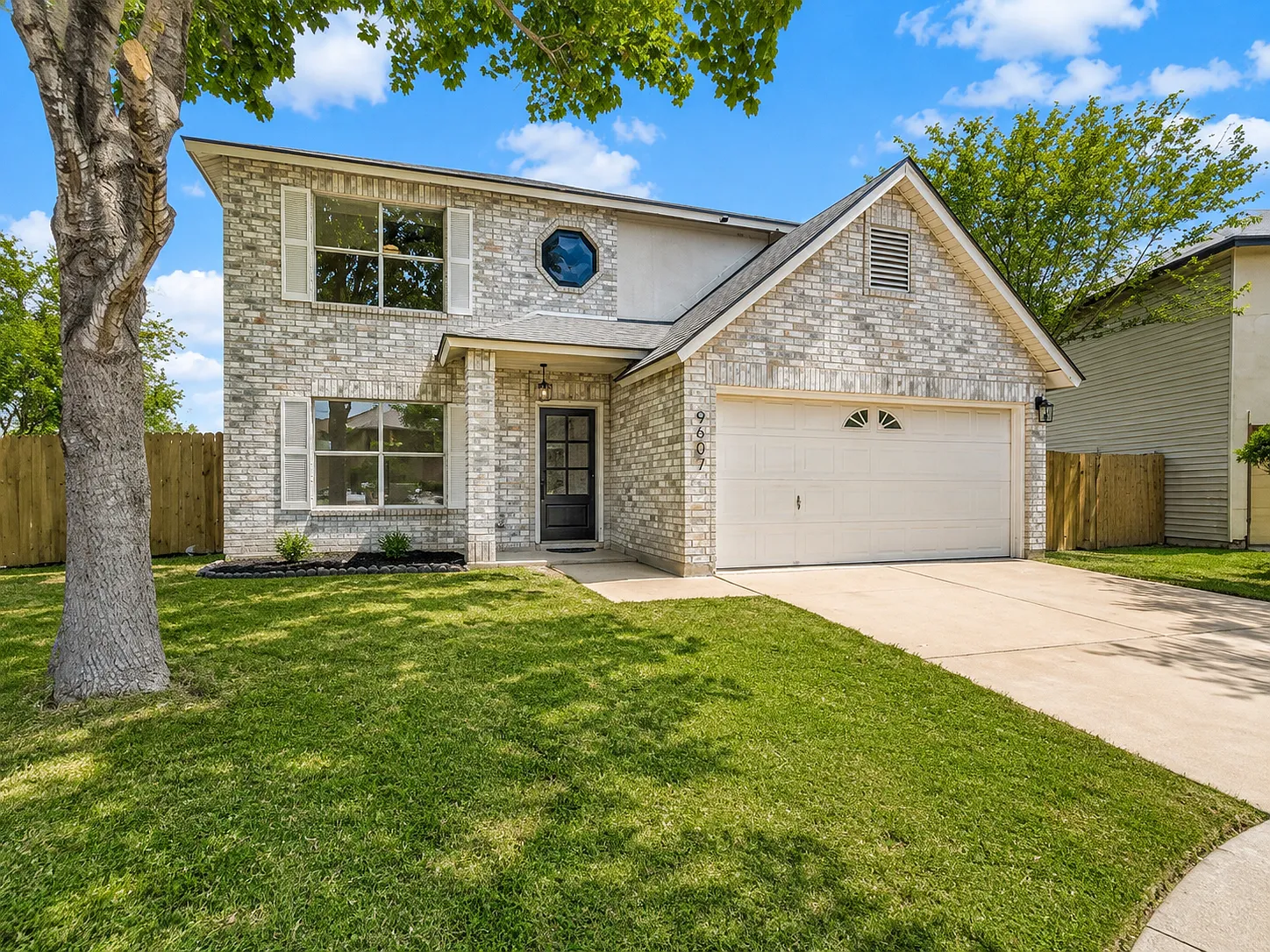 3 bed, 2.5 bath, 2096 sqft, $2,000 — Photo 2