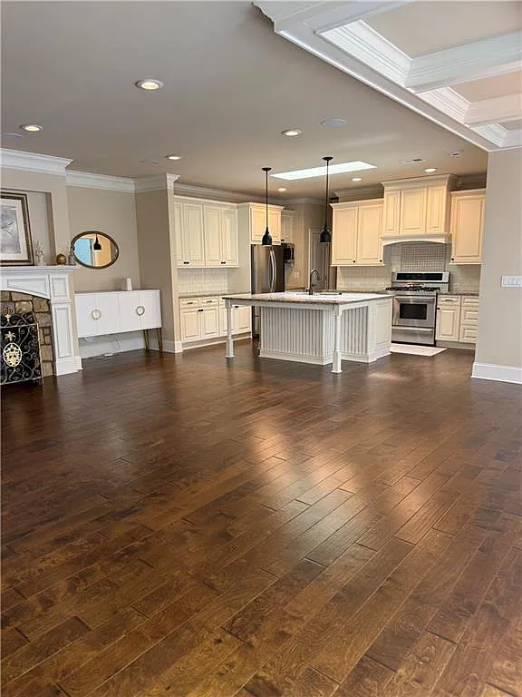 4 bed, 3.0 bath, 2564 sqft, $3,350 — Photo 4