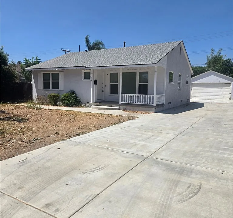 929 E Barbara Ave