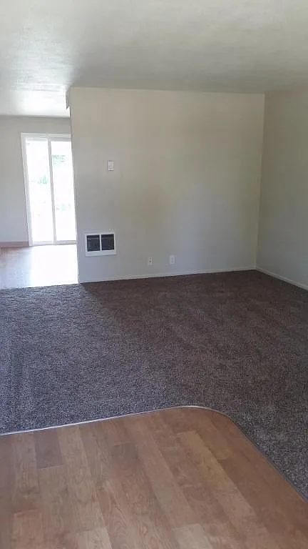 274 SE Kingwood Ave — Photo 2