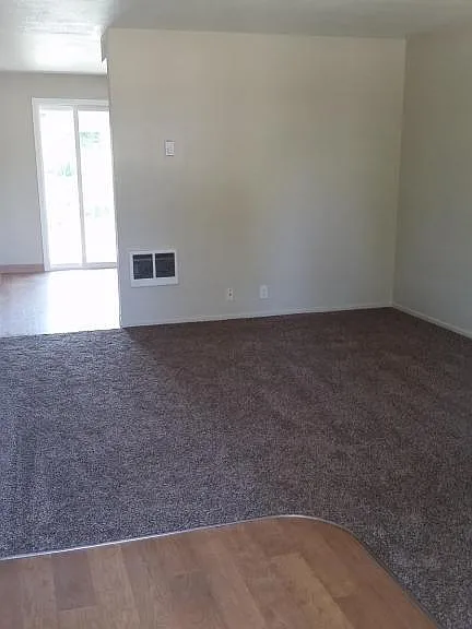 274 SE Kingwood Ave — Photo 2