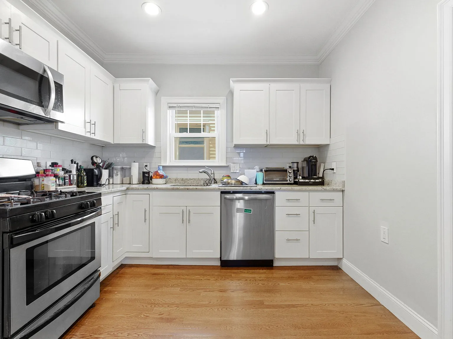 4 bed, 1.5 bath, 1300 sqft, $3,995 — Photo 2