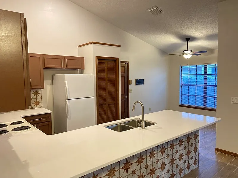 3 bed, 2.0 bath, 1800 sqft, $2,399 — Photo 3