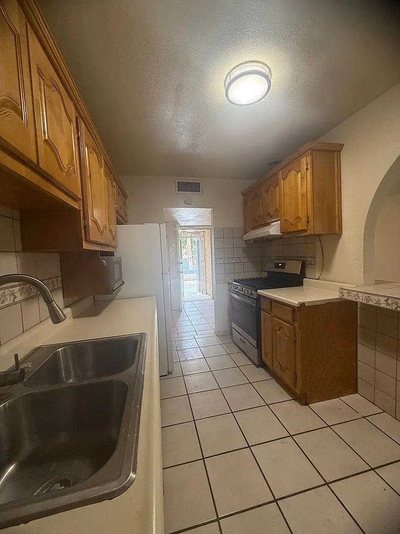 426 Southwind Dr. — Photo 2