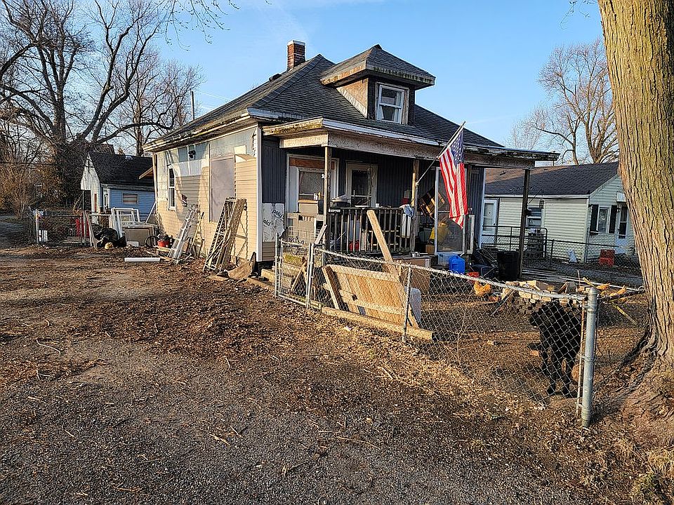 2nd image of 916 W Maple Ave N