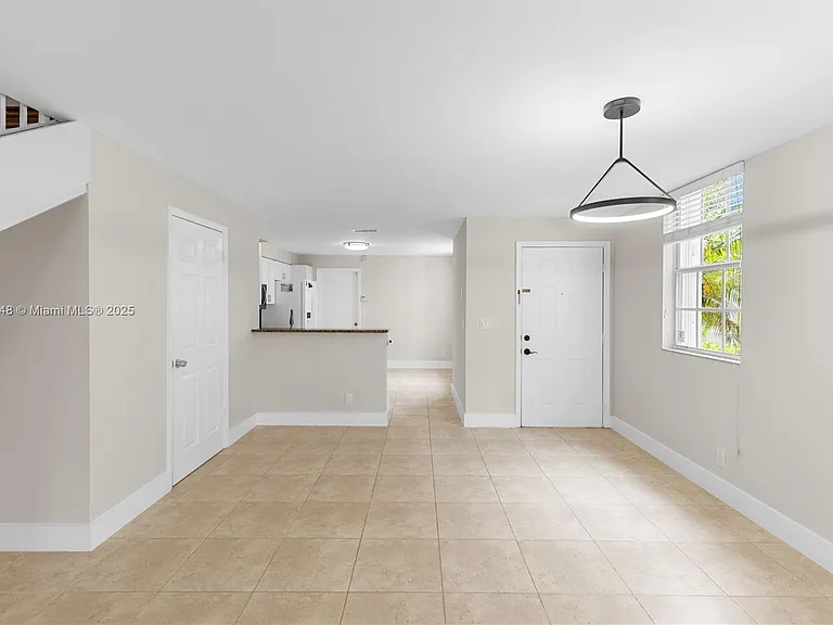 1081 Sorrento Dr #1081 — Photo 3