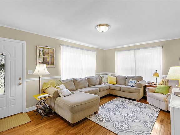 3rd image of 16 Edenwood Dr