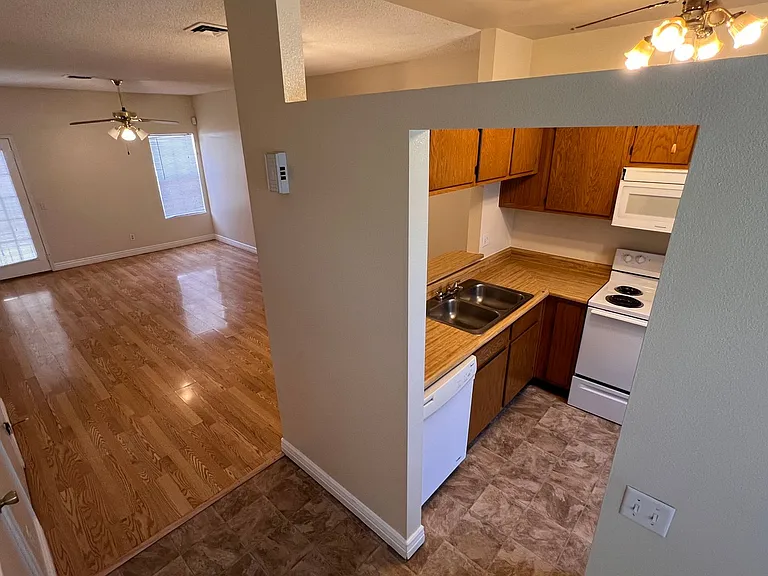 1970 N Hartford St #25 — Photo 9