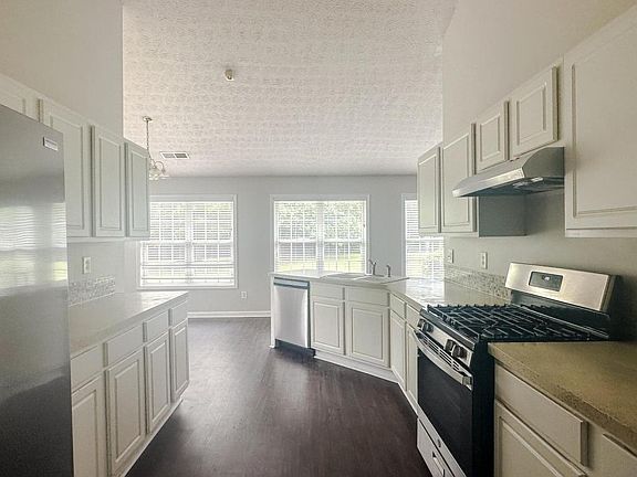 5th image of 490 Windsor Brook Ln