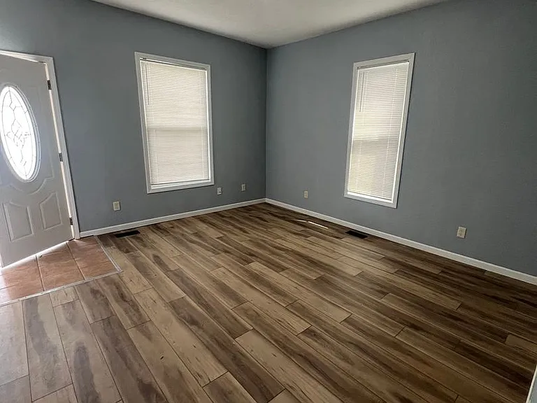 203 S Livergood St — Photo 2