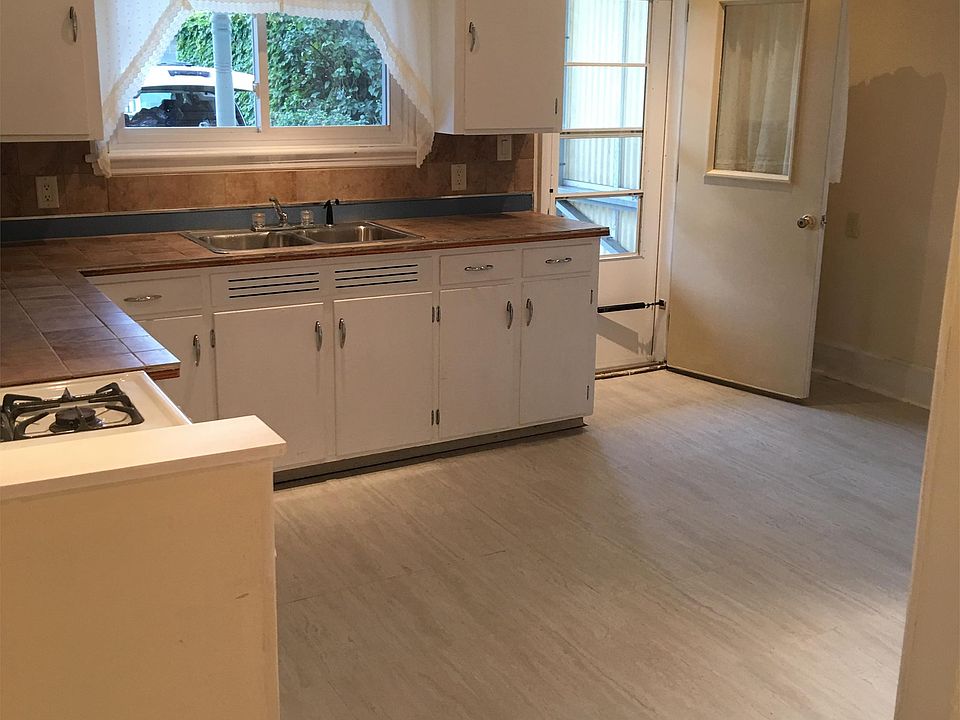 Kitchen 15' x 12' 10"