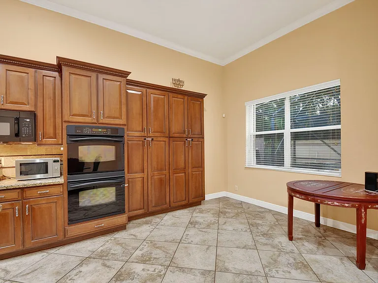 10247 Isle Wynd Ct — Photo 37