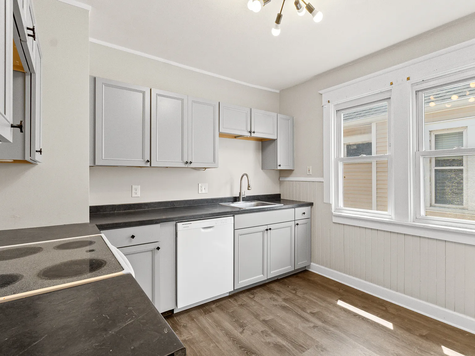 60 Sterling Ave — Photo 2