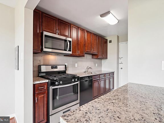 5th image of 10401 Grosvenor Pl APT 825