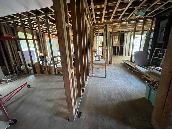 3rd image of 813 Dennis Ave