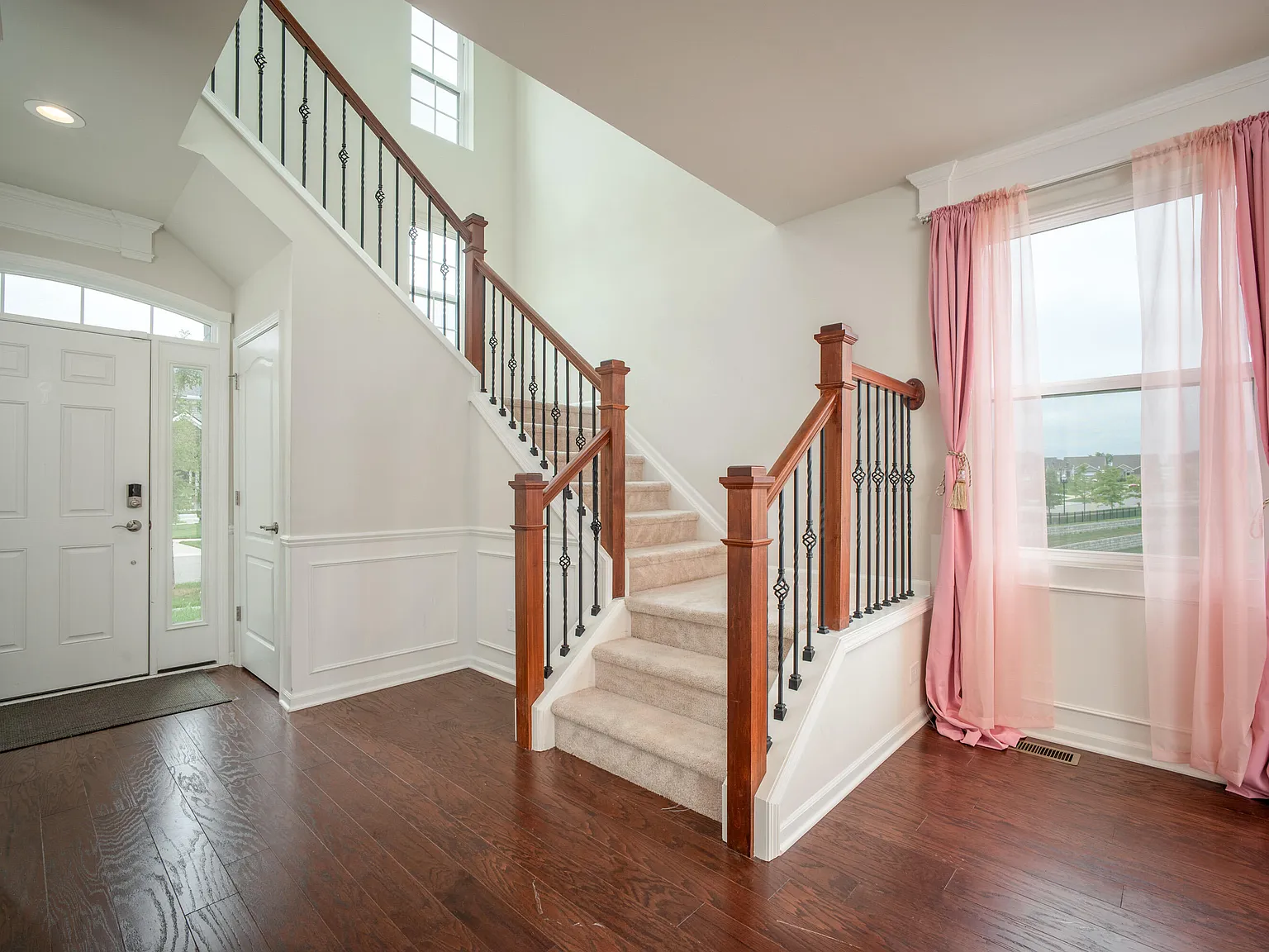 5 bed, 3.0 bath, 3446 sqft, $4,250 — Photo 3