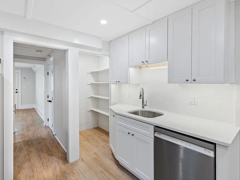 29 Addison St #1R — Photo 8