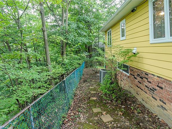 5th image of 342 Balmoral Dr