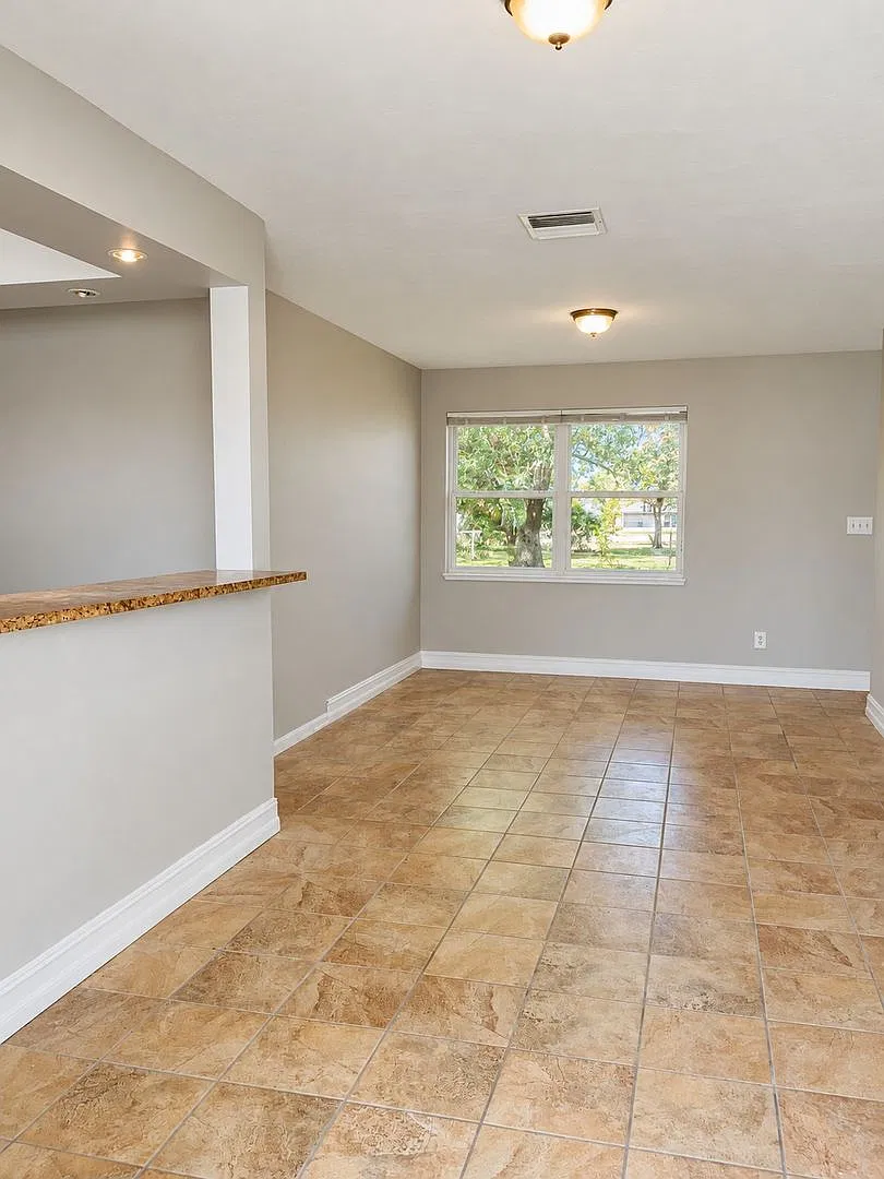 Charming 2 Bedroom, 2 Bathroom Home with Covered Patio & Spacious Backyard! — Photo 2
