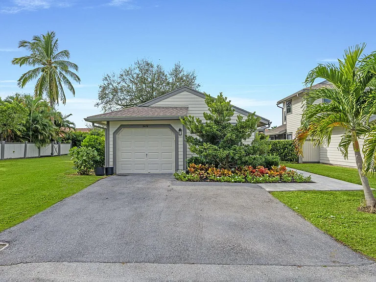 2474 Bedford Mews Dr — Photo 28