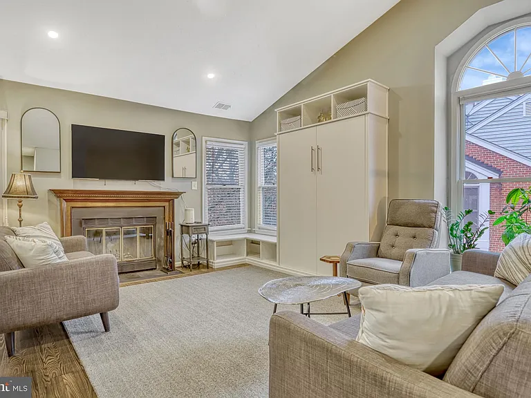 7598 N Lakeside Village Dr — Photo 3
