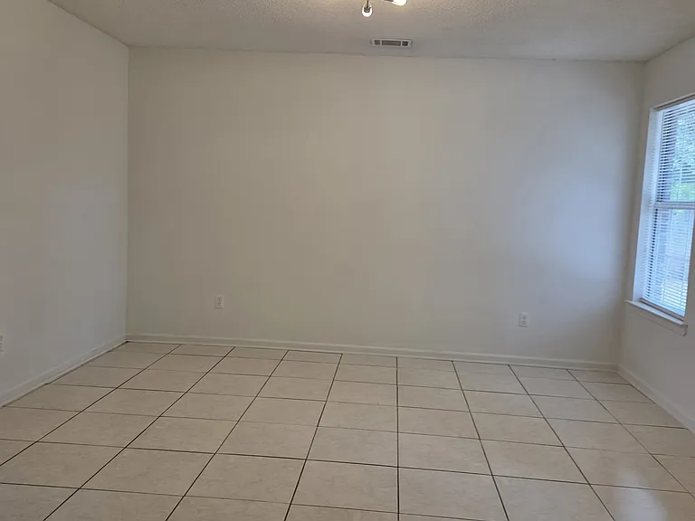 945 Ruth Dr — Photo 6