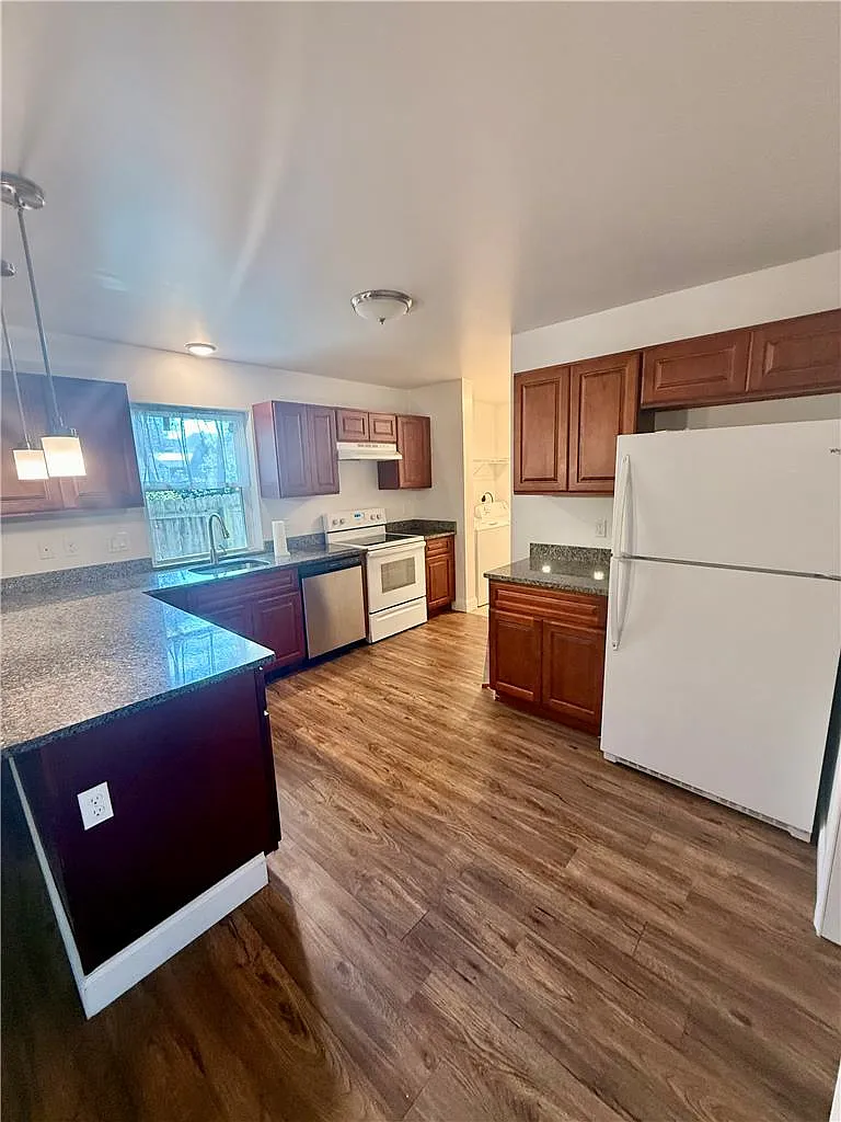 2 bed, 1.0 bath, 1100 sqft, $1,800 — Photo 3