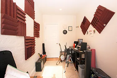 Rented by R New York